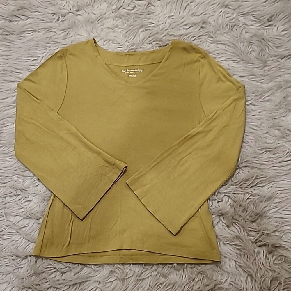 Soft surroundings womens soft green long bell sleeve shirt with vneck size ps